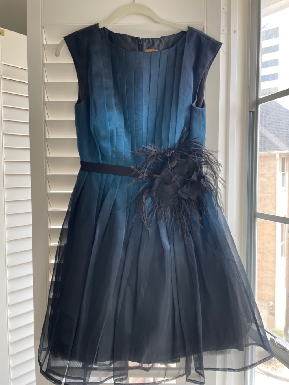 Sleeveless Blue-Black Pleated Tulle Cocktail Dress with Feather Accent
